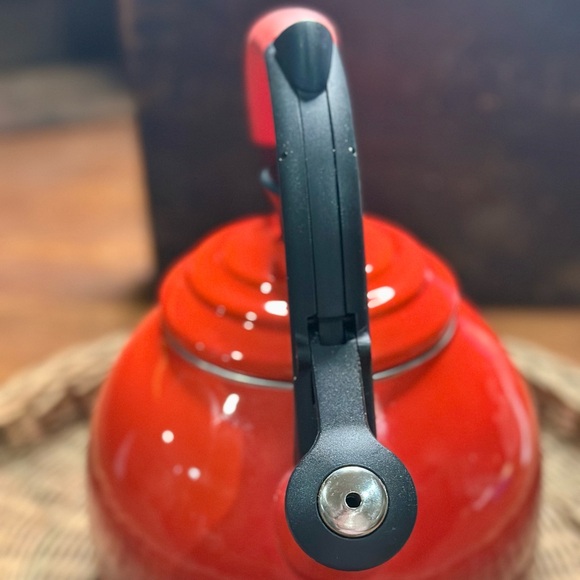Le Creuset French Classic Modern Vibrant Red Enamel Whistling Hot Water Kettle - Picture 9 of 13